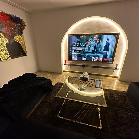Modern 1-Bedroom Apartment In Zamalek Visits Allowed Cairo Ngoại thất bức ảnh