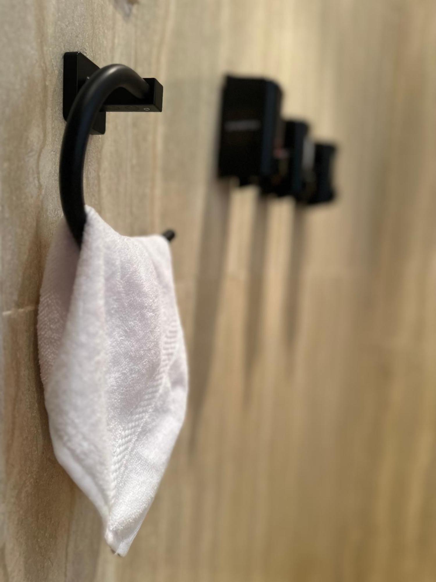 Modern 1-Bedroom Apartment In Zamalek Visits Allowed Cairo Ngoại thất bức ảnh