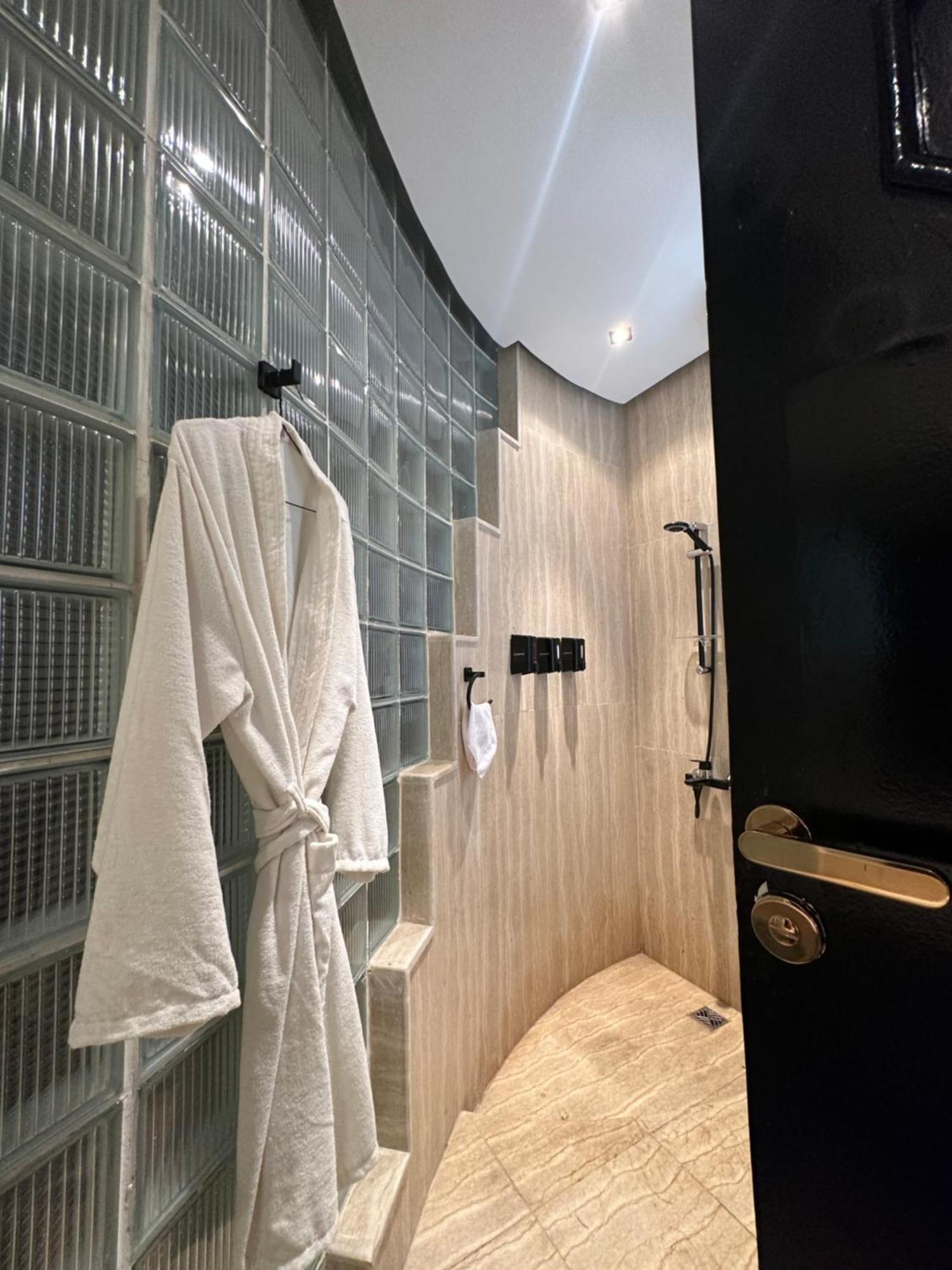 Modern 1-Bedroom Apartment In Zamalek Visits Allowed Cairo Ngoại thất bức ảnh