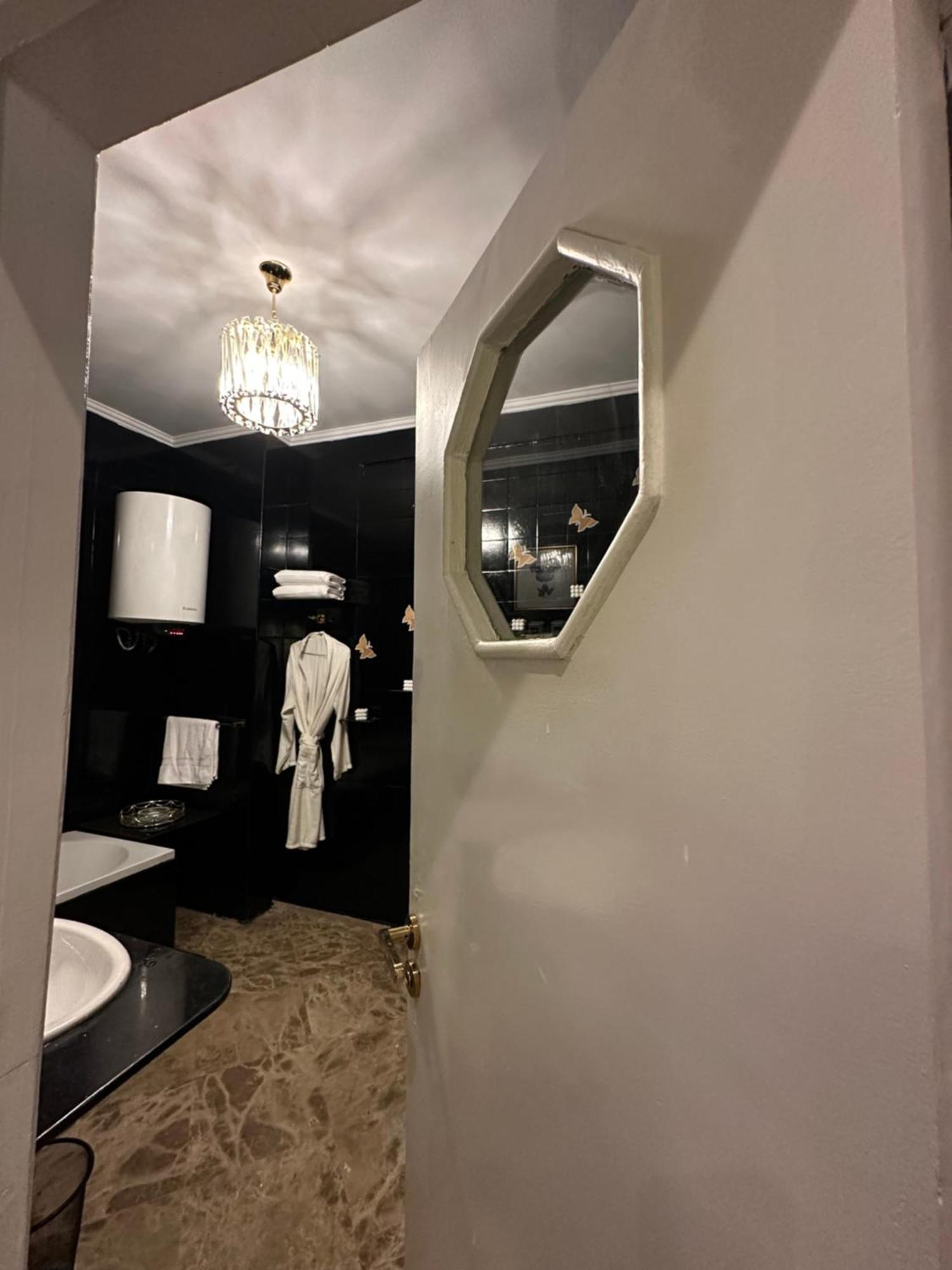Modern 1-Bedroom Apartment In Zamalek Visits Allowed Cairo Ngoại thất bức ảnh
